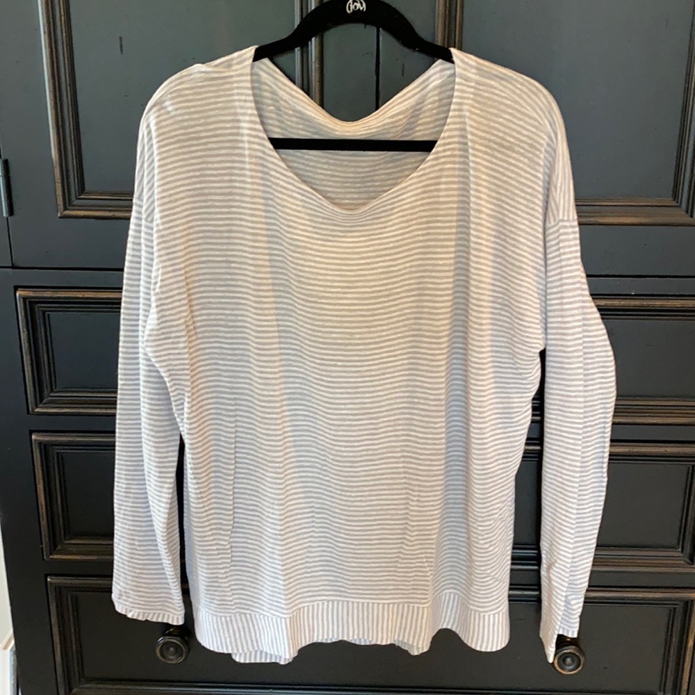 Gray/white long sleeved linen T